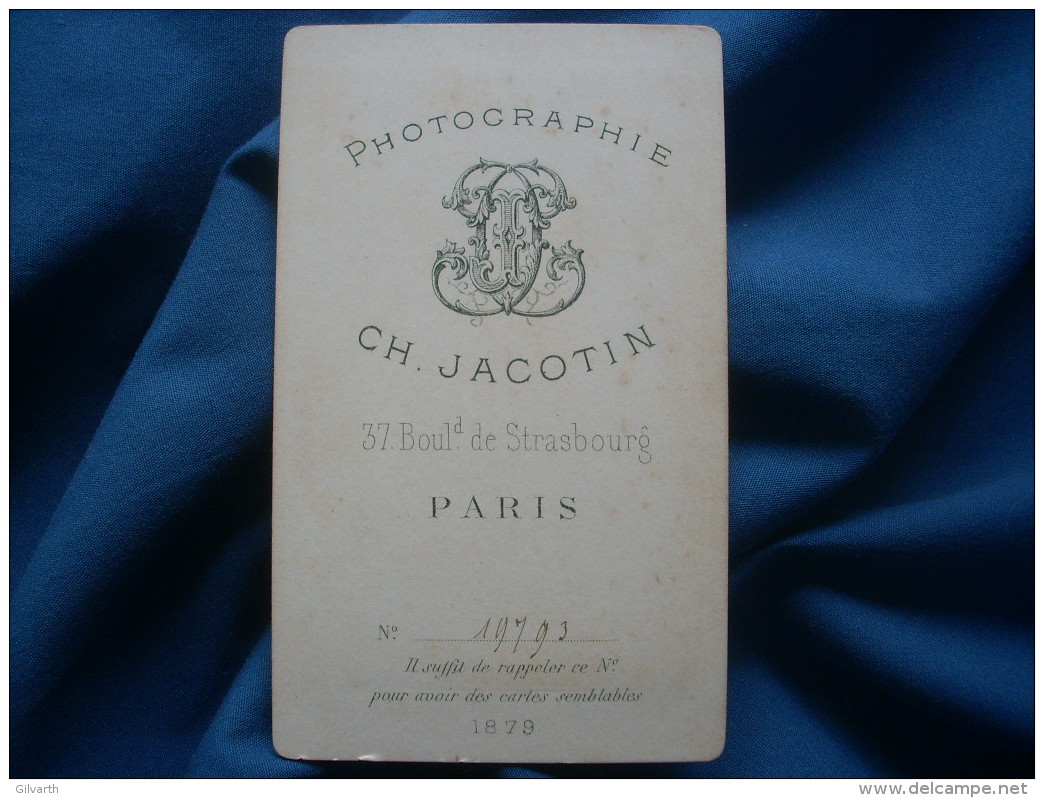 Photo CDV Charles Jacotin à Paris - Portrait En Médaillon Jeune Fille, Queue De Cheval, Plastron à Fronces Ca 1880 L263 - Antiche (ante 1900)