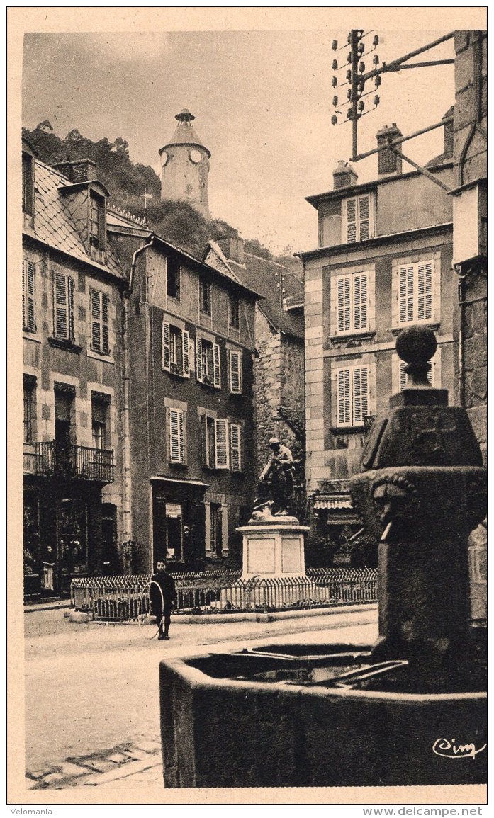 V3989 Cpa 23 Aubusson  -  La PLace Du Monument Et L' Horloge - Aubusson