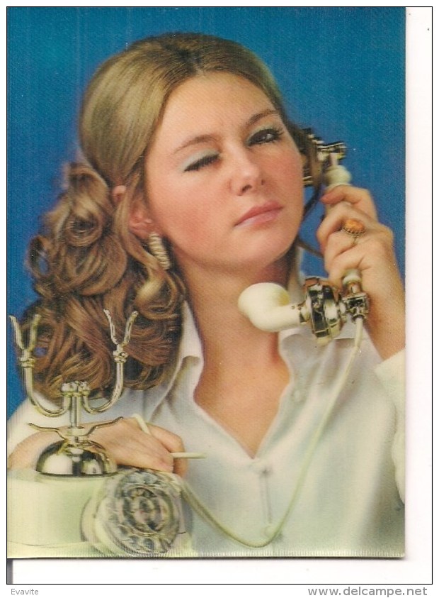 Carte Postale En Visiorelief Ou 3D Ou Lenticulaire -   Jeune Femme Au Téléphone - Femmes