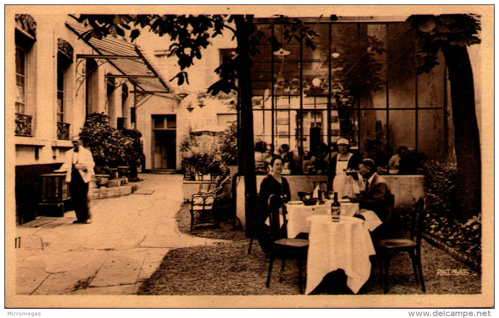 VICHY - Hôtel Du Régent - Un Coin Du Jardin - Le Restaurant En Plein Air - Vichy