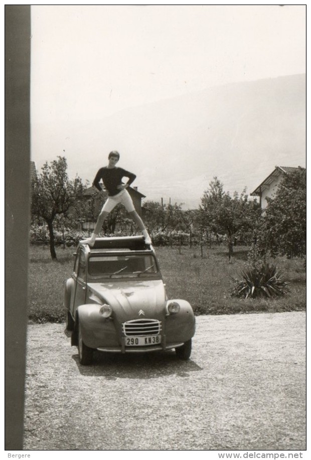 Photo 13 X 9 Cms.  Jeune Homme En équilibre Sur Une 2 CV Citroen Immatriculée 38. - Automobiles