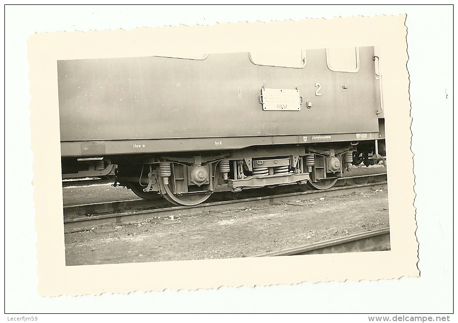 TRAIN WAGON VOYAGEURS PHOTO EN GROS PLAN DE LA BOGIE DU WAGON  EN DIRECTION DE GRAZ - Treni