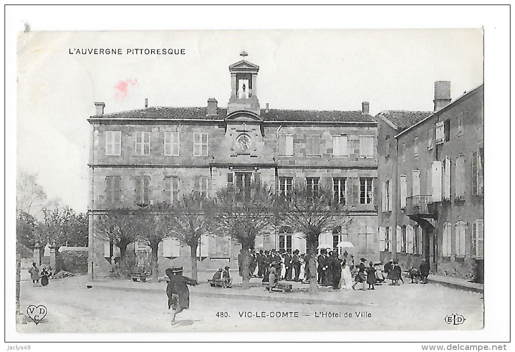 VIC LE COMTE  (cpa 63)  L'Hôtel De Ville - L'auvergne Pittoresque -  Belle Animation - - Vic Le Comte