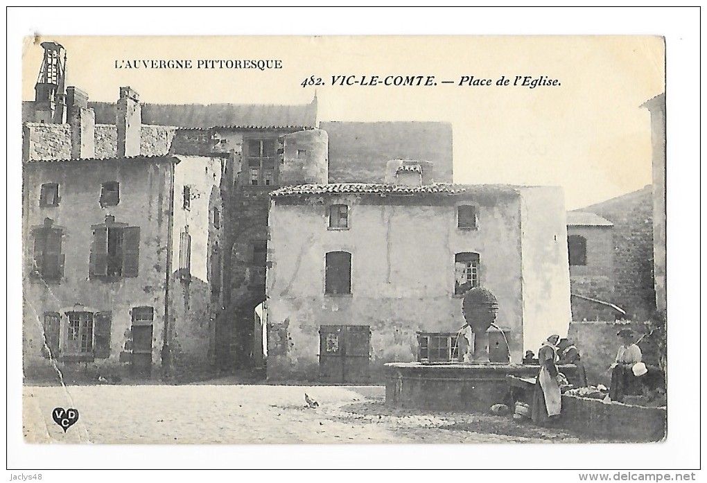 VIC LE COMTE  (cpa 63)  Place De L'église - L'auvergne Pittoresque -  Belle Animation - Femmes Au Lavoir - - Vic Le Comte