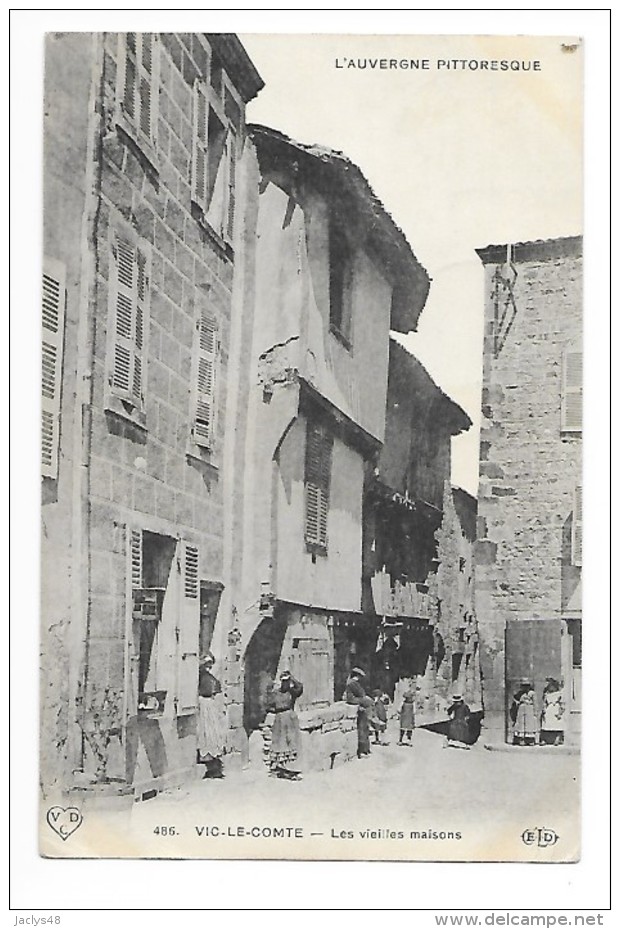 VIC LE COMTE  (cpa 63)  Les Vieilles Maisons - Belle Animation -  - L'auvergne Pittoresque - RARE - - Vic Le Comte