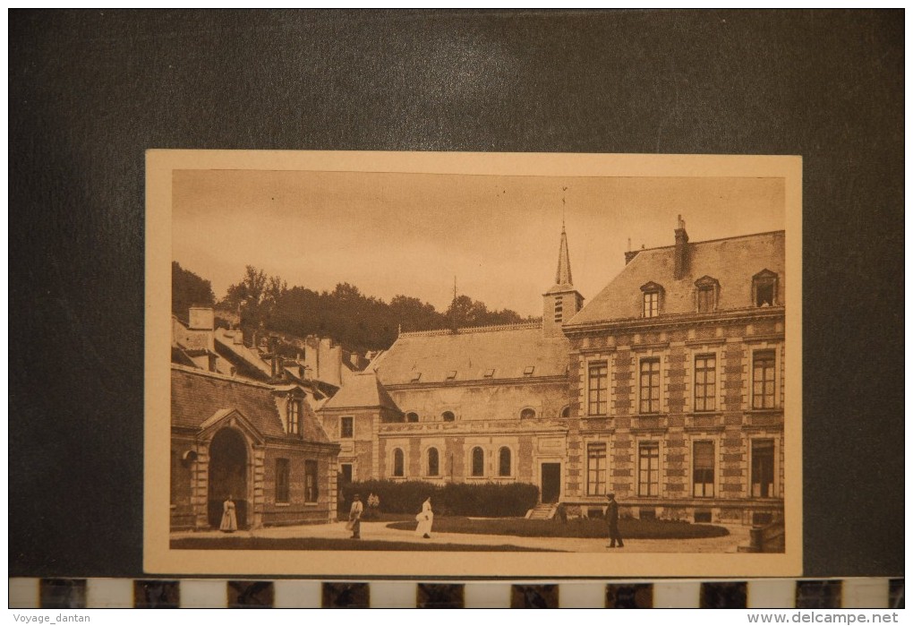 Cp, 02, Chateau-Thierry, Hotel-Dieu, Cour Principale , Chapelle De La Communauté - Chateau Thierry