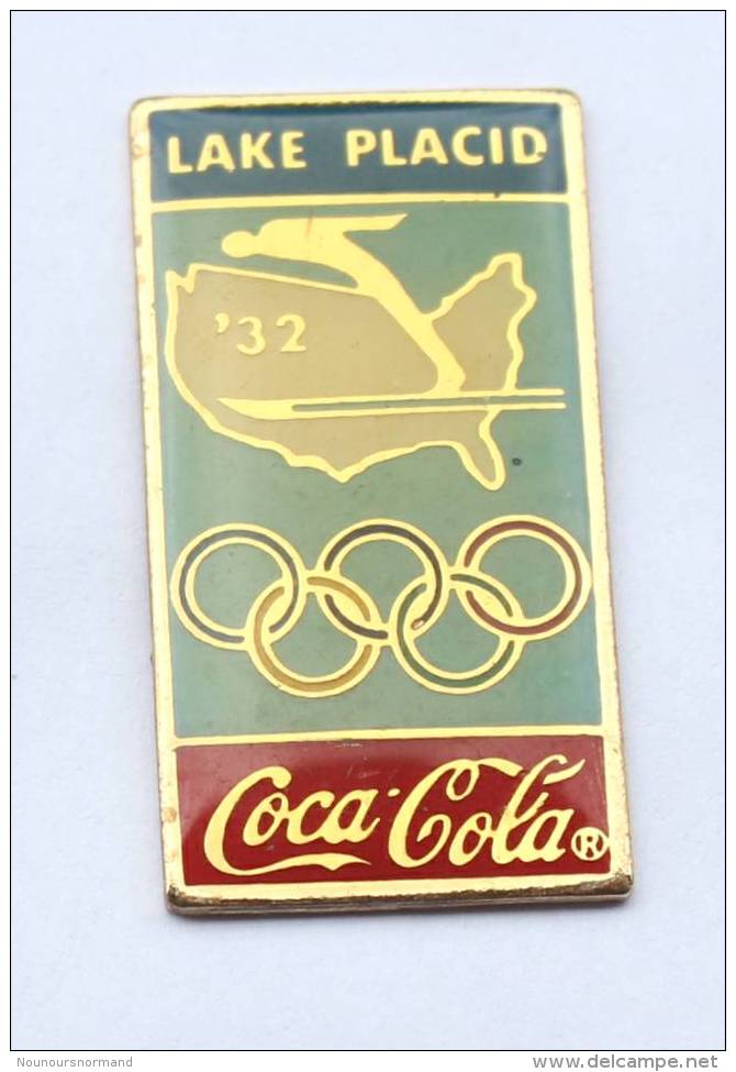 Pin´s COCA COLA -  3° J.O  D'hiver LAKE PLACID 1932 - Skieur - Carte Des USA - Anneaux Olympiques - Premier - F692 - Coca-Cola