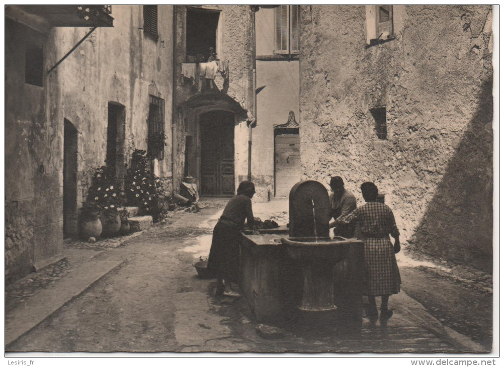 CP - SAINT PAUL - TROIS FEMMES PRES DE LA FONTAINE ET DU LAVOIR - Saint-Paul