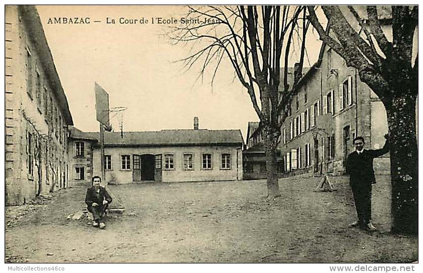 87 - 270616 - AMBAZAC - La Cour De L'Ecole Saint-Jean - Ambazac