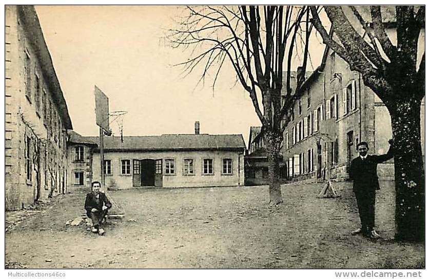 87 - 270616 - AMBAZAC - La Cour De L'Ecole Saint-Jean Non Légendée - Ambazac