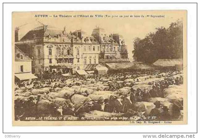 CPA 71 AUTUN LE THEATRE ET L'HOTEL DE VILLE VUE PRISE UN JOUR DE FOIRE - Autun