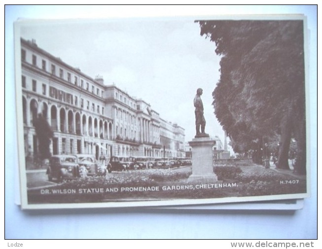 Engeland England Gloucestershire Cheltenham Statue And Old Cars - Cheltenham