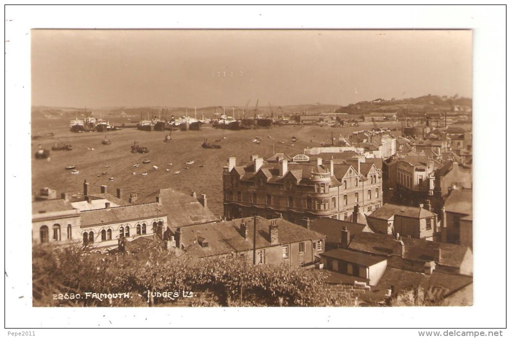 Carte Photo Card  Cornwall  FALMOUTH Maisons Bateaux Sur Une Plage Big Houses  Boats On A Beach - Falmouth