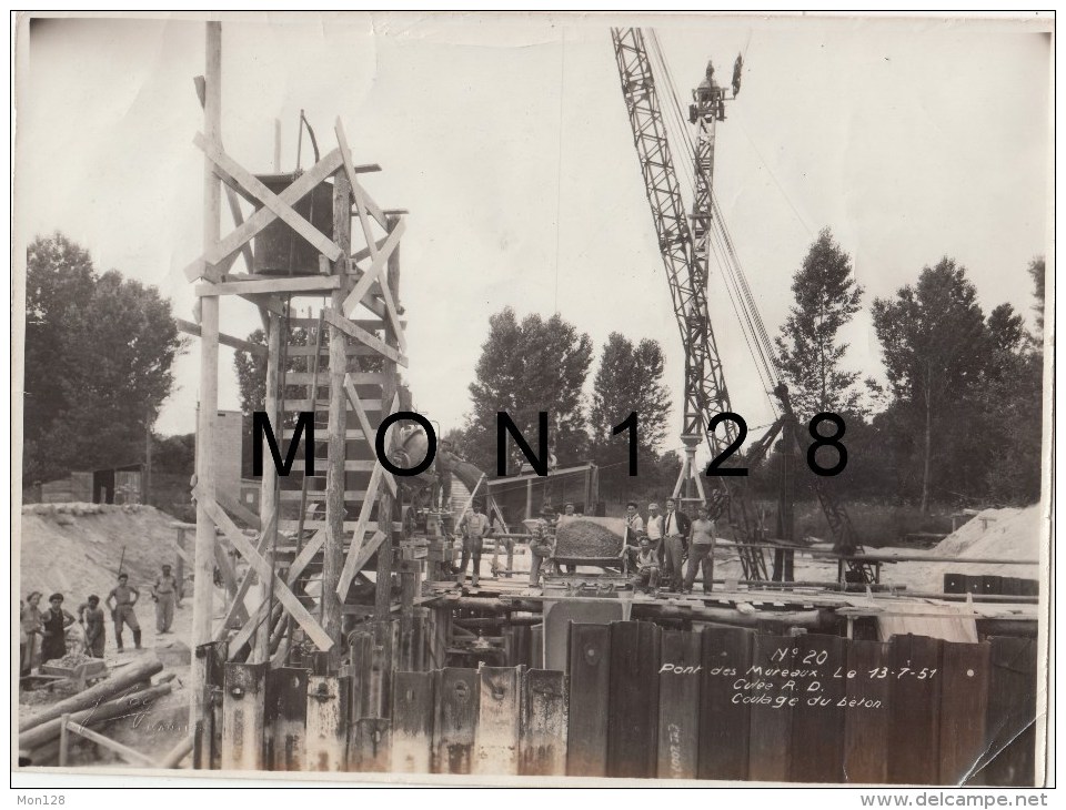 LES MUREAUX - PHOTO ORIGINALE 23X17 CMS - CONSTRUCTION DU PONT  ILE BELLE - N° 20 -13/7/1951 COULAGE DU BETON - Orte