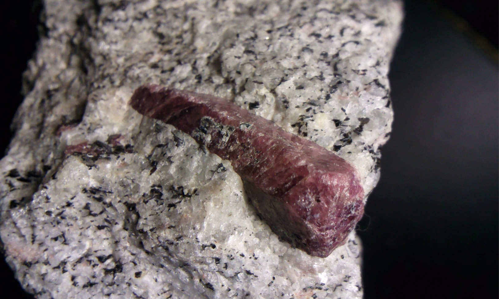 Rubis Dans Pegmatite A Biotite - Mineralien