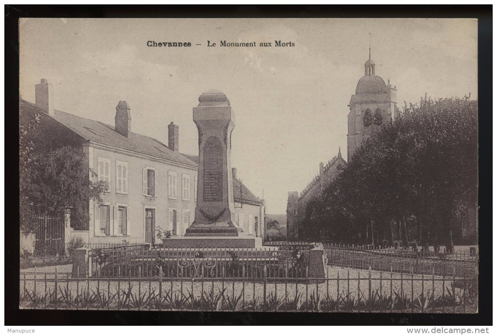 Chevannes Le Monument Aux Morts - Chevannes