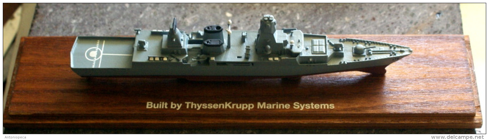 GERMANIA - MODEL WARSHIP BUILT BY THYSSENKRUPP MARINE SYSTEM - Bateaux