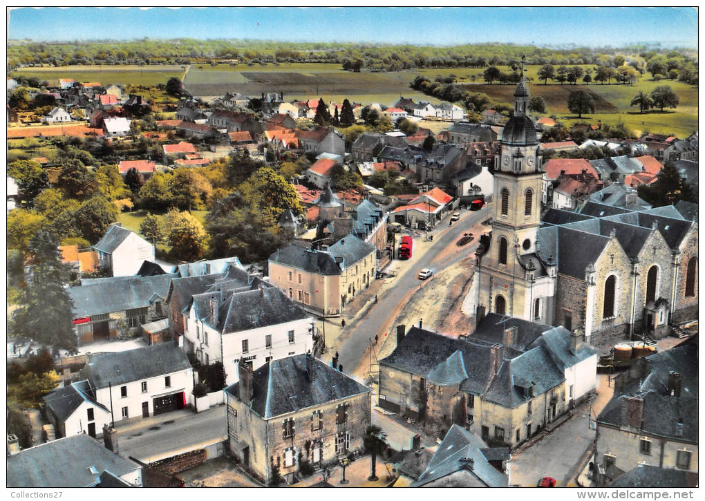 44- DERVAL- VUE D'AVION - L'EGLISE ET LA PLACE - Derval