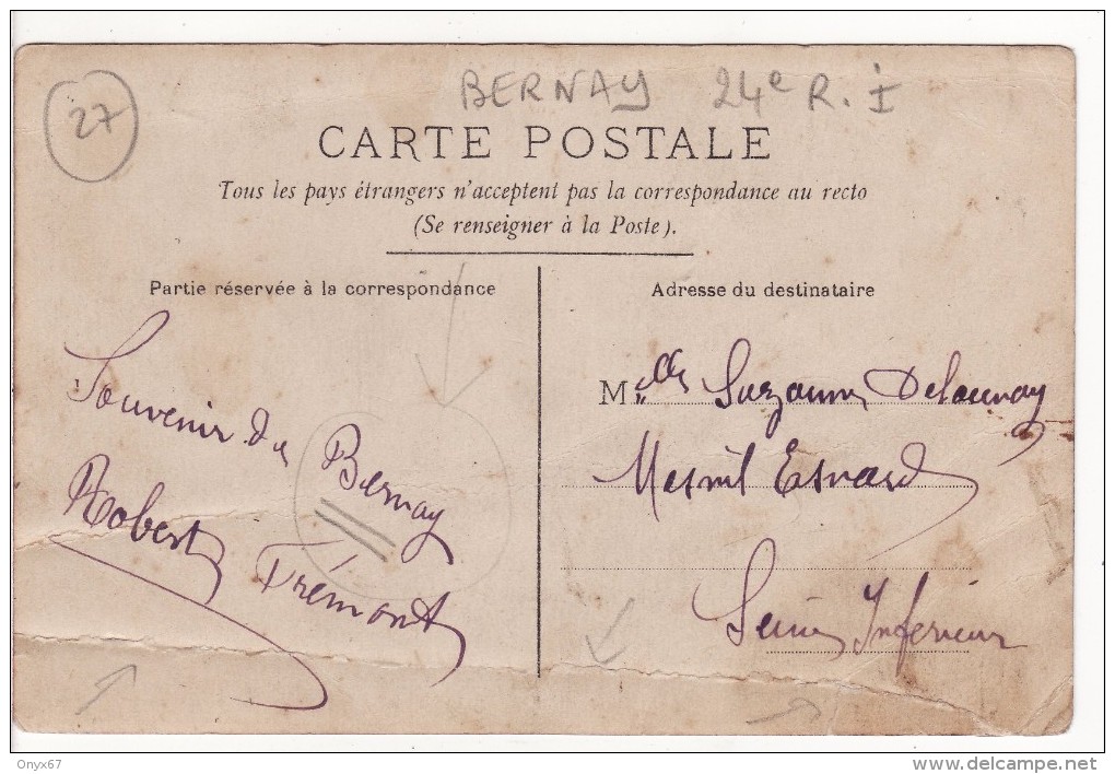 Carte Postale Photo Militaire Français BERNAY (Eure) Caserne Et Sodats Du 24 ème Régiment D'Infanterie (Attention PLI) - Bernay