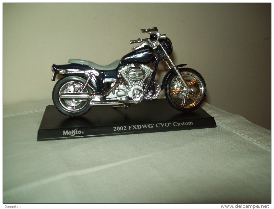 Harley Davidson (2002 FXDWG CVO Custon) "Maisto"  Scala 1/18 - Motos