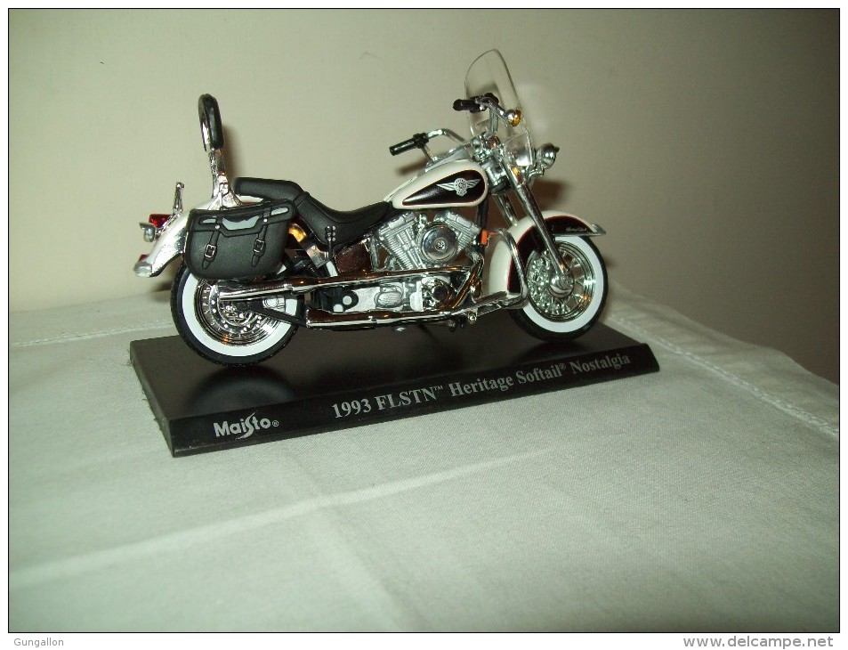 Harley Davidson (1993 FLSTN Heritage Solfail Nostalgia) "Maisto"  Scala 1/18 - Moto