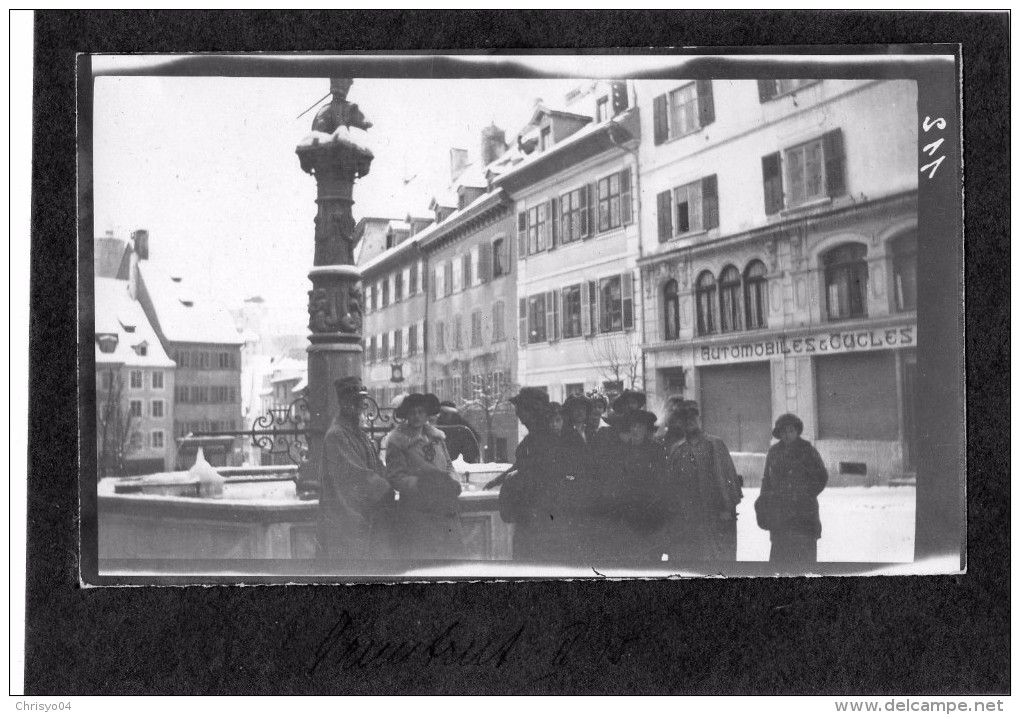 65Cu  Suisse Photo Guerre 14/18 Pruntrut Porrentruy Place Garage Automobiles Et Cycles En Fevrier 1915 - Porrentruy