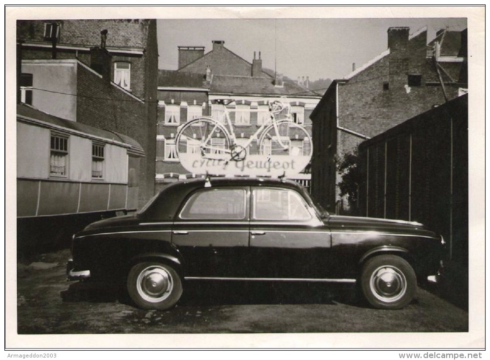 K35 / ANCIENNE PHOTO ORIGINALE VOITURE PEUGEOT + VELO SUR GALLERIE 12.5 X 9 CM - Automobili