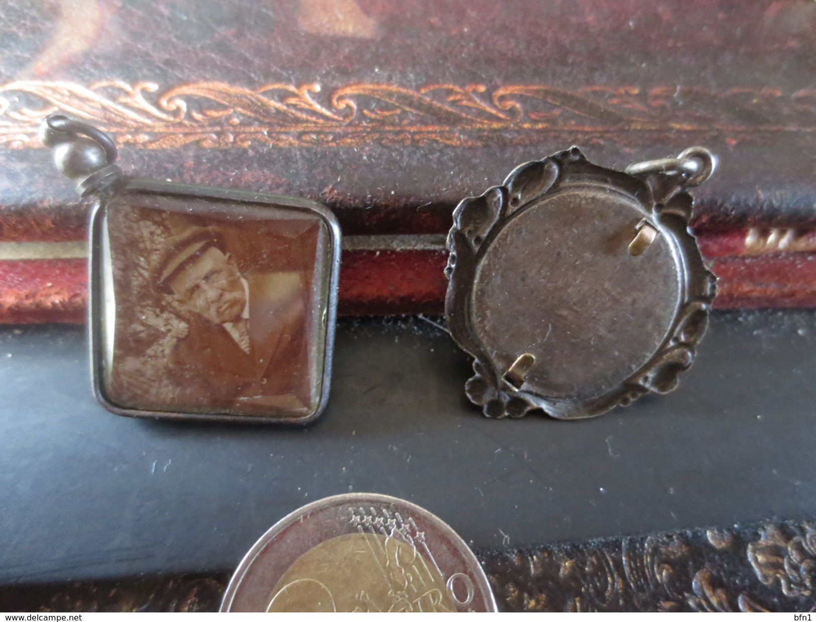 VINTAGE - 2 PENDENTIFS AVEC PHOTOS - COUPLE    - VOIR PHOTOS ' - Anciennes (Av. 1900)