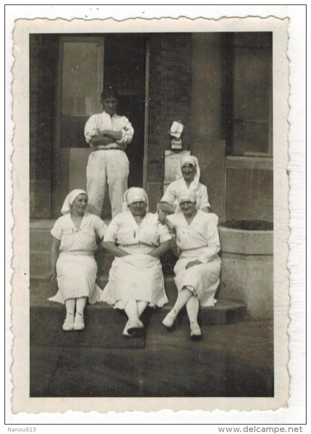 VIEILLE VERITABLE PHOTO Dentelée MILITARIA : Groupe D´Infirmières Croix Rouge Avec Militaires à Identifier à Localiser - War, Military