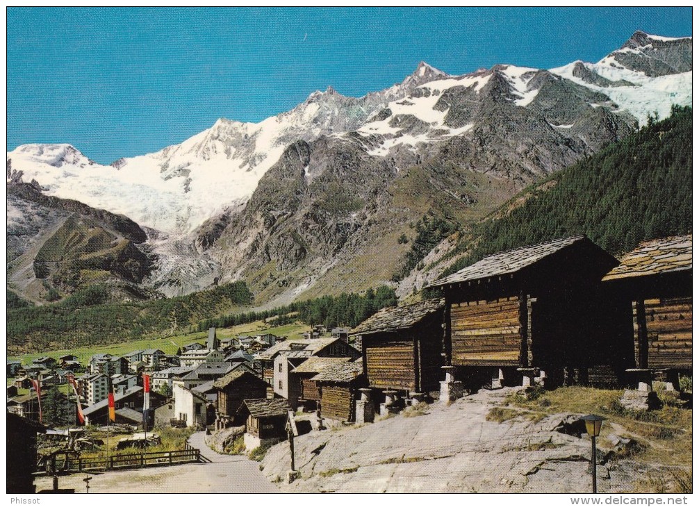 SAAS FEE (1800 M): Les Vieux Chalets Et La Station. Panorama Sur Le Feegletscher, Alphubel, Täschhorn, Dom, ... - Täsch