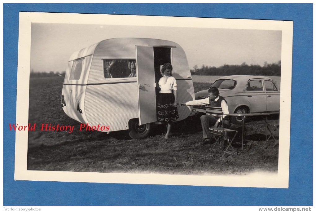 Photo Ancienne - Portrait D'un Couple Devant Leur Caravane - Camping - Cars