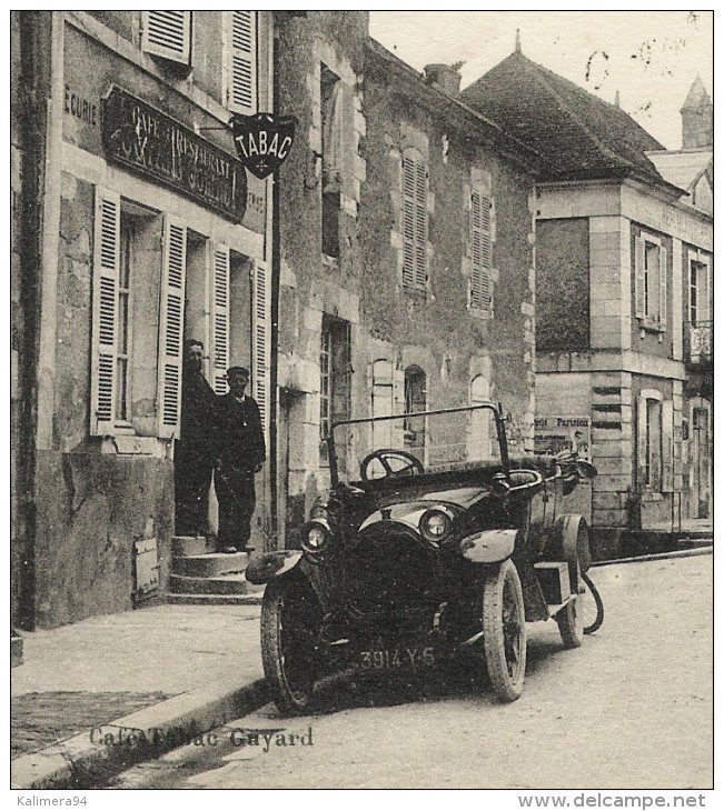 YONNE  /  IRANCY  /  LA  GRANDE  RUE  ET  LA  MAIRIE  ( Automobile 1900 En Beau Plan ) /  Edit. Café-tabac  GUYARD - Altri & Non Classificati