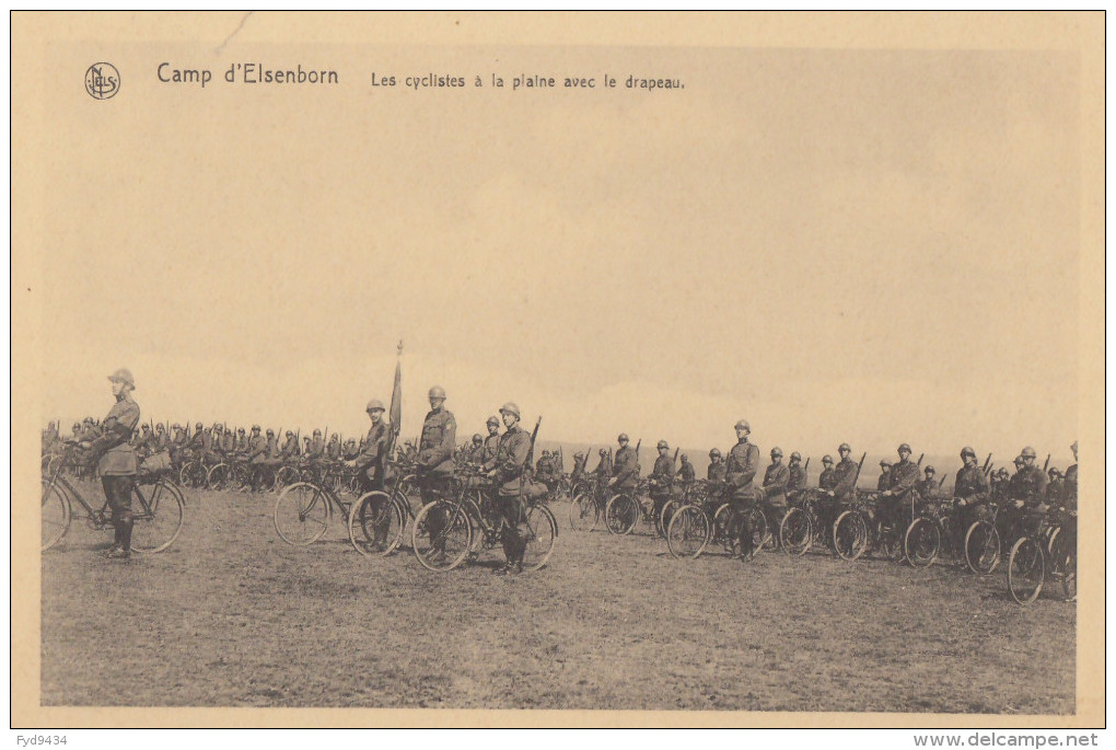 CPA - Le Camp D´Elsenborn - Les Cyclistes à La Plaine Avec Le Drapeau - Elsenborn (Kamp)