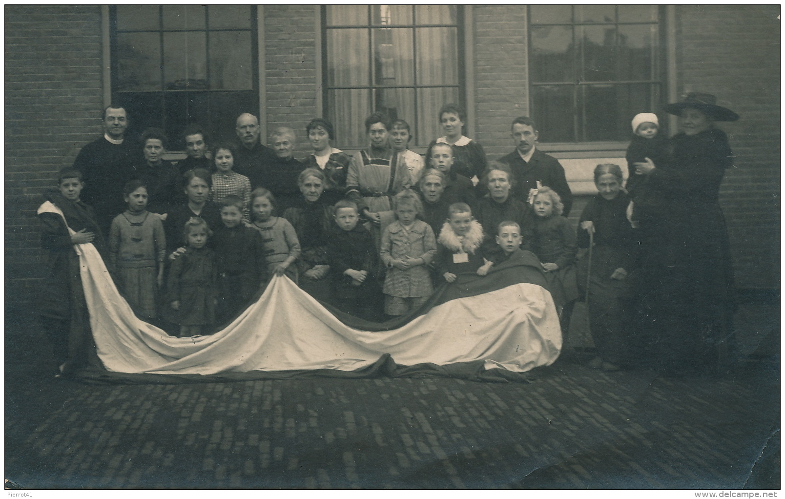 PAYS BAS - ZWOLLE - Belle Carte Photo De Groupe Devant Un établissement Réalisée Par Photo "ATELIER R. ZIEGLER "à ZWOLLE - Zwolle