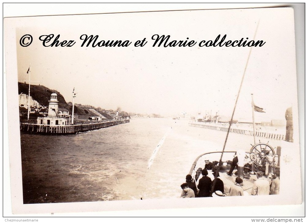 ANGLETERRE - DEPART DU PORT DE NEWHAVEN - VUE SUR LE BATEAU ET LE PHARE - PHOTO 9 X 6 CM - Bateaux