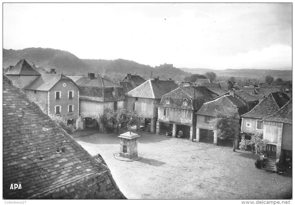 46-BRETENOUX-EN-QUERCY- LA PLACE DES COUVERT ET A L'ARRIERE PLAN , LE CHATEAU DE CASTELNAU - Bretenoux