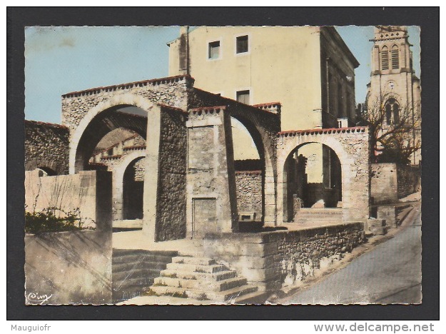 DF / 34 HERAULT / CASTRIES / LA MAIRIE ET L' ANCIEN MOULIN À HUILE. AU FOND, L' EGLISE / CIRCULÉE EN 1968 - Castries