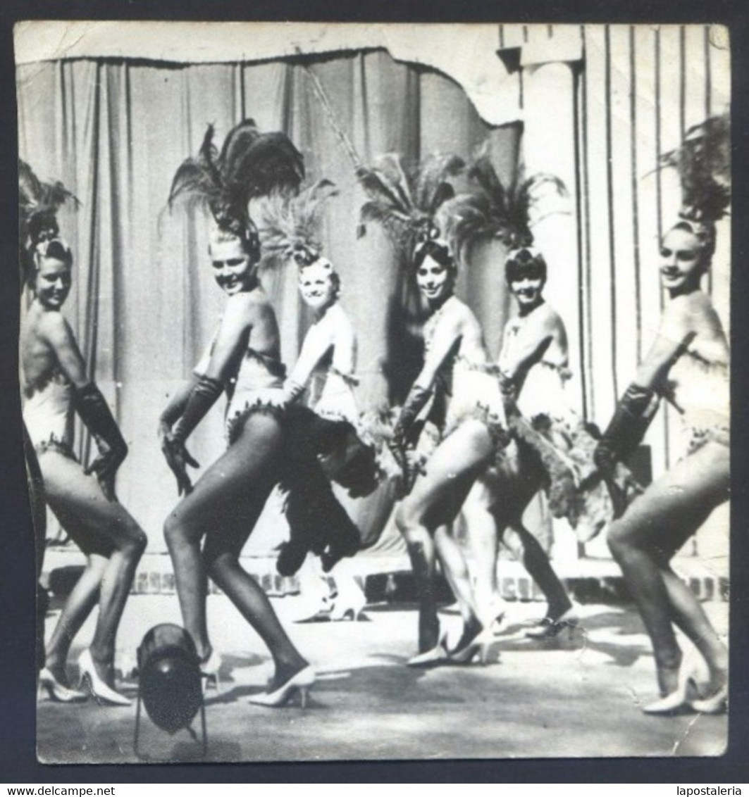 Foto Anónima. Al Dorso *Folies De Viena En Bolero. Octubre 1964* Meds: 120x128 Mms. - Personas Anónimos