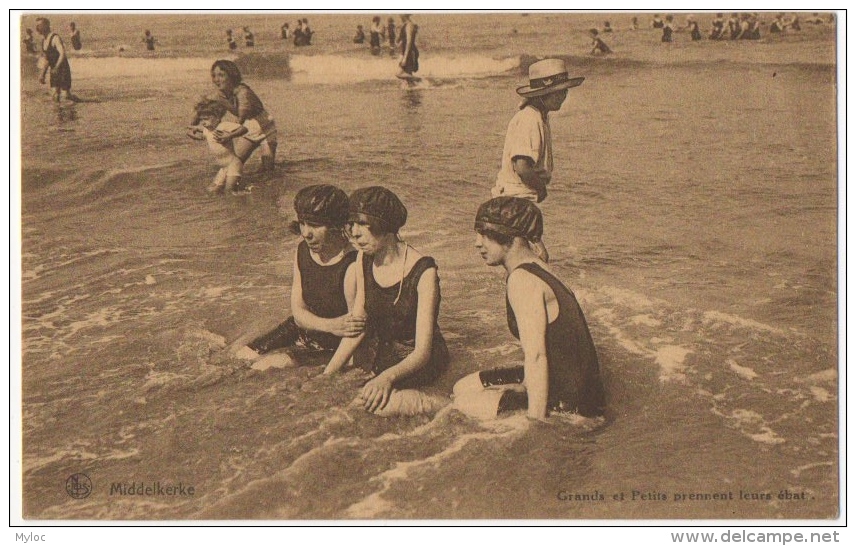 Middelkerke. Grands &amp; Petits Prennent Leurs ébats. Baigneuses En Maillot. - Middelkerke