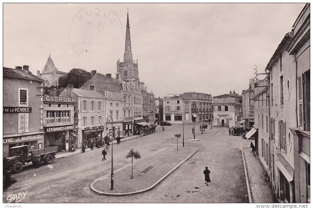 85. LUCON. CAMION ANNÉES 50 A L&rsquo;ARRÊT PLACE DES ACACIAS. - Lucon