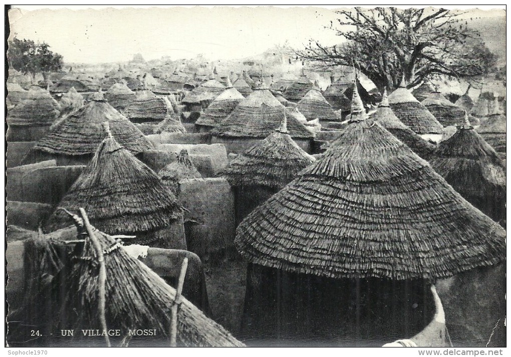 AFRIQUE - BURKINA FASO - HAUTE VOLTA - OUAGADOUDOU - CPSM GF NB  Un Village Mossi - Burkina Faso