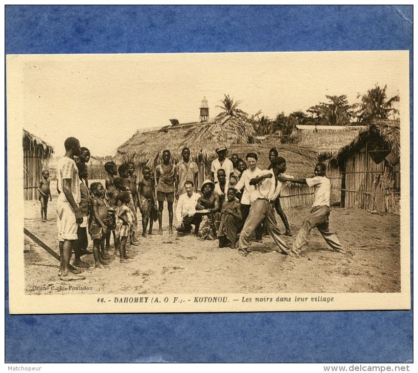 DAHOMEY - KOTONOU - LES NOIRS DANS LEUR VILLAGE - Dahomey