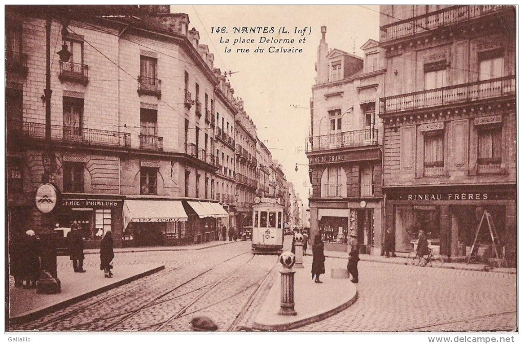 NANTES LA PLACE DELORME ET LA RUE DU CALVAIRE CPA ANIMEE - Nantes