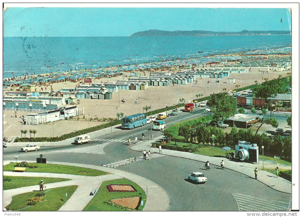 Rimini (E. Romagna) Lungomare E Spiaggia, Particolare In Basso A Destra "Macchina Fotografica", Autobus E Auto D'Epoca - Rimini