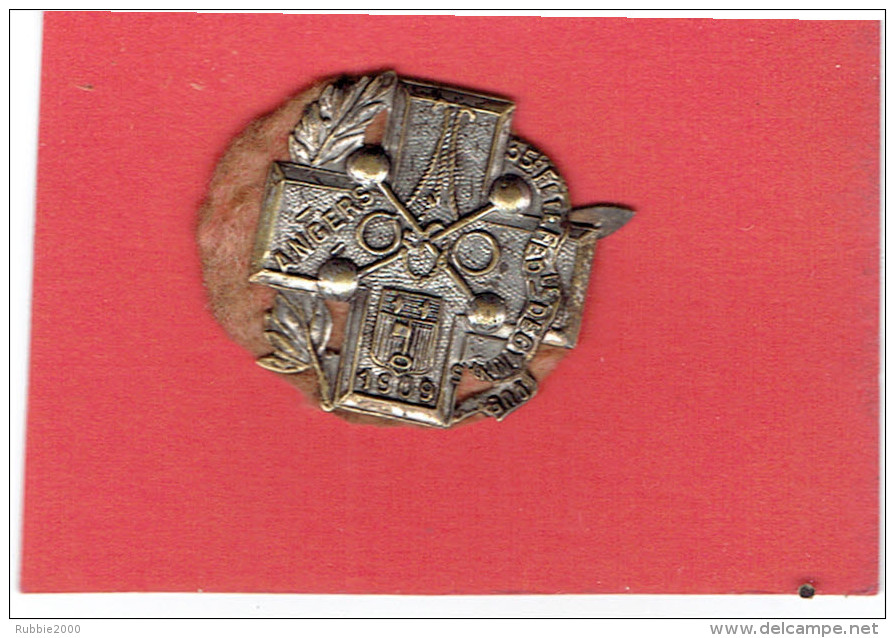 SOUVENIR DE LA 35e FETE FEDERALE DE GYMNASTIQUE ANGERS MAINE ET LOIRE 1909 INSIGNE EN METAL EMBOUTI - Gymnastique