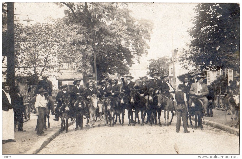 LE PLESSIS-ROBINSON CARTE PHOTO HOMMES SUR LEURS ANES - Le Plessis Robinson