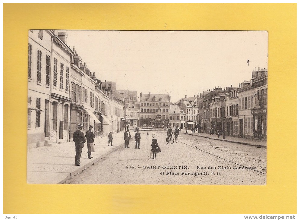 * CPA..dépt 02..SAINT QUENTIN  :  Place Des Etats Généraux Et Place Paringault   : Voir Les 2 Scans - Saint Quentin