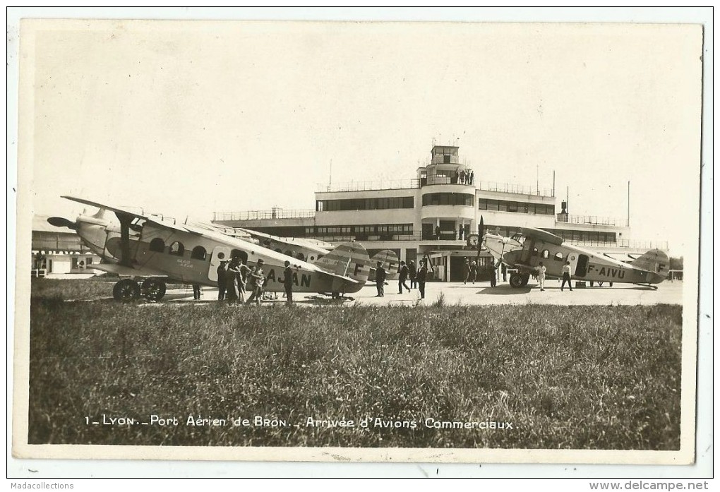 Port Aérien De Bron à Lyon (69. Rhône ) Arrivée D'avions Commerciaux - Aerodrome