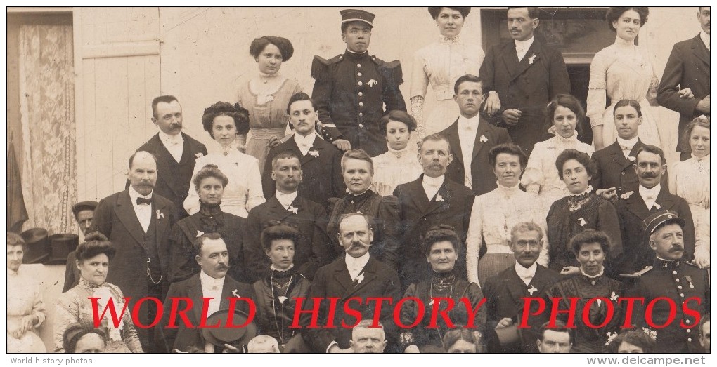 Photo Ancienne - à Situer - Beau Portrait De Mariage Devant Le Café Du Centre - Militaire Du 31e Régiment à Identifier - Ancianas (antes De 1900)