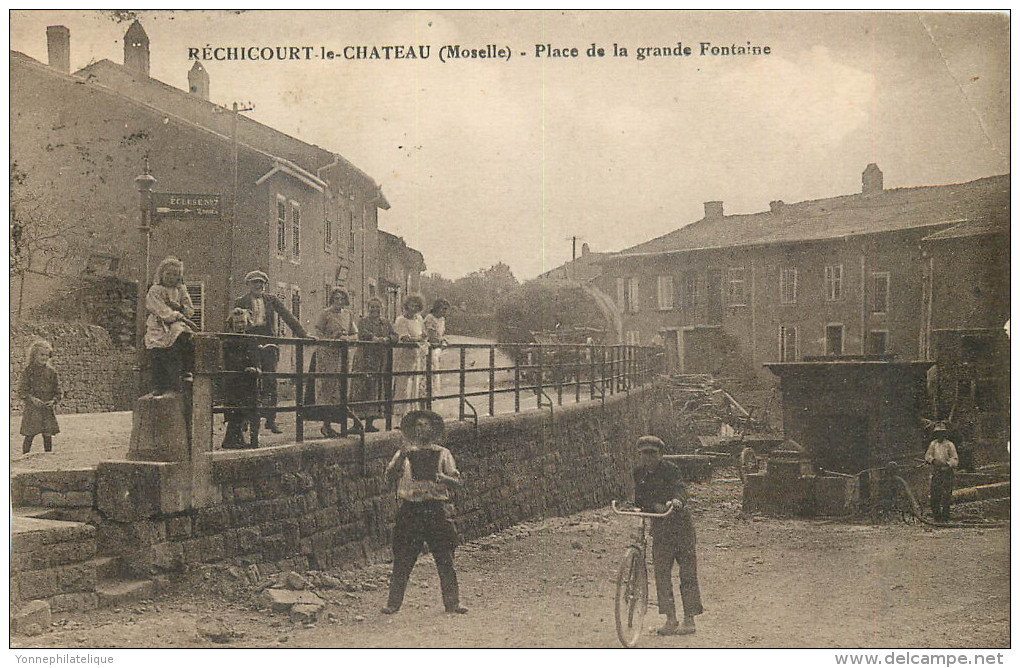 57 - MOSELLE - Rehicourt Le Chateau - Place De La Grande Fontaine - Rechicourt Le Chateau